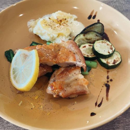 ただいまのランチ
Aランチ
鶏もも肉のポワレ
レモンバターソース

Bランチ
ツナのプッタネスカ
少し辛いです🌶️辛さはなしにもできます！

Cランチ
ベーコンとほうれん草のキッシュ
キッシュロレーヌ

【自家製デザート】
☆ティラミス
☆チーズケーキ
☆ガトーショコラ
☆パンナコッタ

【自家製ドリンク】
☆ジンジャーエール
☆ホットジンジャー
☆シトラススカッシュ
☆シトラスエード（HOT）
☆バナナジュース（バナナの甘さのみ）

【その他人気メニュー】
鉄板ナポリタン
レトロオムライス
生姜焼き
フラッペ各種（カフェ・抹茶・いちご・マンゴー・ほうじ茶　フローズンドリンク）