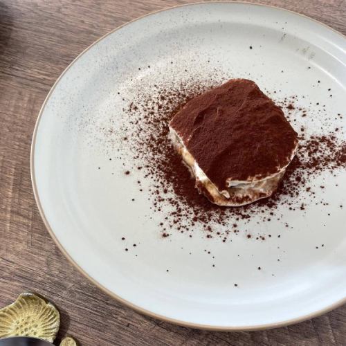 ただいまのランチ
Aランチ
鶏もも肉のポワレ
レモンバターソース

Bランチ
ツナのプッタネスカ
少し辛いです🌶️辛さはなしにもできます！

Cランチ
ベーコンとほうれん草のキッシュ
キッシュロレーヌ

【自家製デザート】
☆ティラミス
☆チーズケーキ
☆ガトーショコラ
☆パンナコッタ

【自家製ドリンク】
☆ジンジャーエール
☆ホットジンジャー
☆シトラススカッシュ
☆シトラスエード（HOT）
☆バナナジュース（バナナの甘さのみ）

【その他人気メニュー】
鉄板ナポリタン
レトロオムライス
生姜焼き
フラッペ各種（カフェ・抹茶・いちご・マンゴー・ほうじ茶　フローズンドリンク）