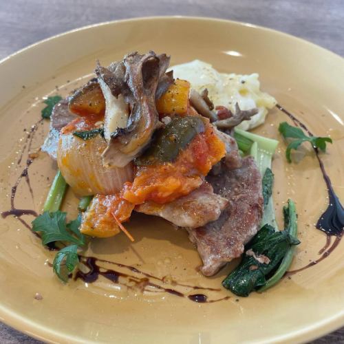 Lunch information from tomorrow 💁🏻‍♀️
A lunch
#Poached pork
#Summer vegetables with tomato sauce

B lunch
#Mushroom and bacon cream pasta

C lunch
#Bacon and spinach quiche

【dessert】
☆Tiramisu
☆Panna cotta
☆ Chocolate Gateau
☆Cheesecake

is!
The menu hasn't changed recently...
I finally changed it...

#siamocafe #KasugaiCity #KasugaiCafe #KasugaiCoffeeShop #Morning #Lunch #KasugaiMorning #KasugaiLunch #KamijoTown #Sanrinsha #TeppanNapolitan #TeppanYakisoba #RetroOmurice #Omurice #CreamSoda #CoffeeFloat #BananaJuice #CitrusSquash #CafeAuLateJelly #FrenchToast #Frappe