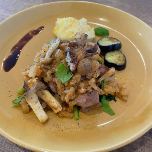明日からのランチ情報💁🏻‍♀️
Aランチ
#豚肉のソテー　ロベールソース

Bランチ
#チキンときのこのオイルパスタ
※写真はベーコンになっています🙇‍♂️ベーコン変更も可

Cランチ
#ベーコンとほうれん草のキッシュ
#キッシュロレーヌ

【自家製デザート】
チーズケーキ
ガトーショコラ
パンナコッタ
ティラミス

#siamocafe #シアモカフェ #春日井市 #春日井カフェ #春日井喫茶店 #モーニング #ランチ #春日井モーニング #春日井ランチ #上条町 #さんりん舎 #鉄板ナポリタン #鉄板焼きそば #レトロオムライス #オムライス #クリームソーダ #コーヒーフロート #フロート #バナナジュース #シトラススカッシュ #シトラスハニー #カフェオレゼリー  #フレンチトースト #かき氷 #フラッペ