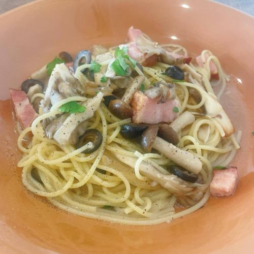 明日からのランチ情報💁🏻‍♀️
Aランチ
#豚肉のソテー　ロベールソース

Bランチ
#チキンときのこのオイルパスタ
※写真はベーコンになっています🙇‍♂️ベーコン変更も可

Cランチ
#ベーコンとほうれん草のキッシュ
#キッシュロレーヌ

【自家製デザート】
チーズケーキ
ガトーショコラ
パンナコッタ
ティラミス

#siamocafe #シアモカフェ #春日井市 #春日井カフェ #春日井喫茶店 #モーニング #ランチ #春日井モーニング #春日井ランチ #上条町 #さんりん舎 #鉄板ナポリタン #鉄板焼きそば #レトロオムライス #オムライス #クリームソーダ #コーヒーフロート #フロート #バナナジュース #シトラススカッシュ #シトラスハニー #カフェオレゼリー  #フレンチトースト #かき氷 #フラッペ