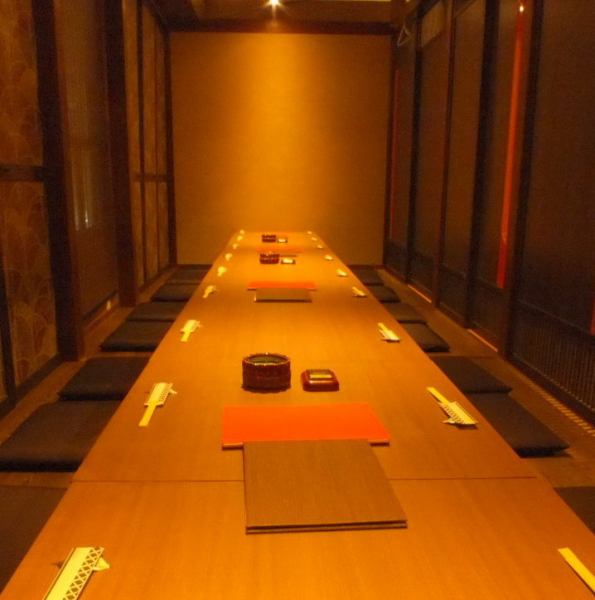 [Private room with sunken kotatsu that can accommodate up to 24 people] Warm lighting creates a calm atmosphere.It is also suitable for company banquets and entertainment.