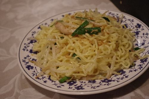 Boiled noodles flavored with garlic and sesame oil (salty) ⇒ A simple dish