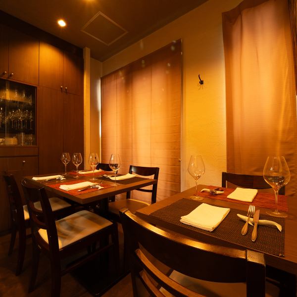 モノトーンを基調とした落ち着いたインテリアは、デートや記念日にはロマンチックに、接待や会食にはアットホームな安心感を与えてくれます◎プライベートな社交場として利用できるのも嬉しいポイント♪