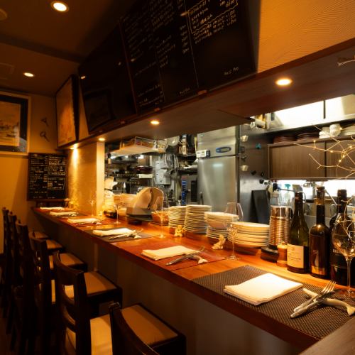 <p>店内は全11席と限られた空間だからこそ、細部まで行き届いたおもてなしを感じることができます◎特にカウンター席では、シェフでもある店主からワインの解説を聞いたり、料理へのこだわりを語り合ったりと、アットホームで温かなひとときを過ごせます♪</p>