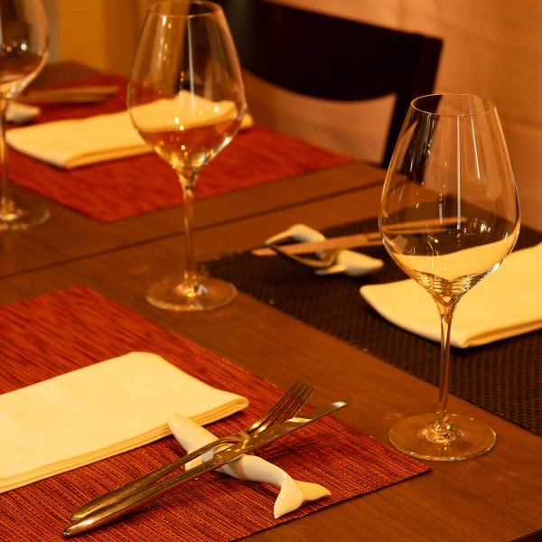 新橋駅から徒歩1分という好立地にありながら、ビルの4階にひっそりと佇む店内は、まさに「大人の隠れ家」と呼ぶにふさわしい落ち着いた雰囲気です◎照明が優しく灯るシックなデザインの内観は、日常を忘れさせてくれる高級感が漂います♪