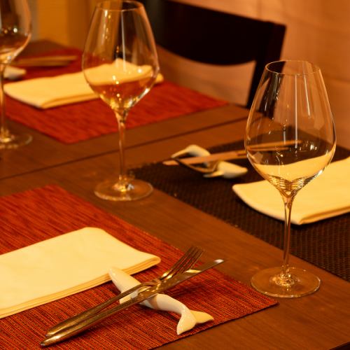 <p>新橋駅から徒歩1分という好立地にありながら、ビルの4階にひっそりと佇む店内は、まさに「大人の隠れ家」と呼ぶにふさわしい落ち着いた雰囲気です◎照明が優しく灯るシックなデザインの内観は、日常を忘れさせてくれる高級感が漂います♪</p>