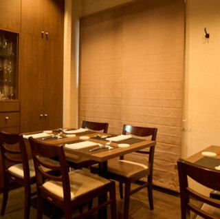 シックで洗練されたデザインが魅力のテーブル席は、2名掛けを3卓ご用意しております。照明の灯りが優しく包み込む落ち着いた空間は、大切な方と向き合って語らう記念日や誕生日にも最適です。