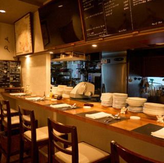 シェフの細やかな手仕事を間近に望めるカウンター席は、全部で5席完備しております。上質な雰囲気が漂う店内は女性おひとり様でも気兼ねなく立ち寄りやすく、ワインバーとしての一杯も歓迎いたします。