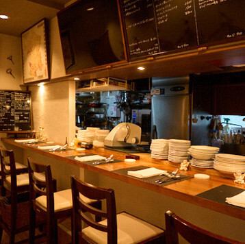 シェフの細やかな手仕事を間近に望めるカウンター席は、全部で5席完備しております。上質な雰囲気が漂う店内は女性おひとり様でも気兼ねなく立ち寄りやすく、ワインバーとしての一杯も歓迎いたします。