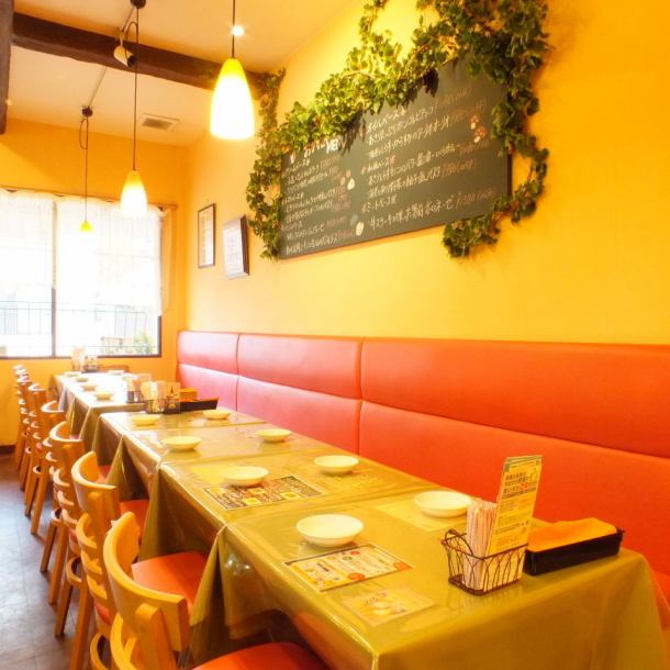 【Even for various parties and luncheons ◎】 Bright and cute interior ♪ Overall natural atmosphere, but the red bench seat is accented and felt +.Children can sit down slowly, buggies are OK.Even women dating outstanding ♪