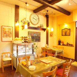 It is bright and cute in store reminiscent of Italian home.Please wait for the dish while seeing the cake displayed in the showcase ♪