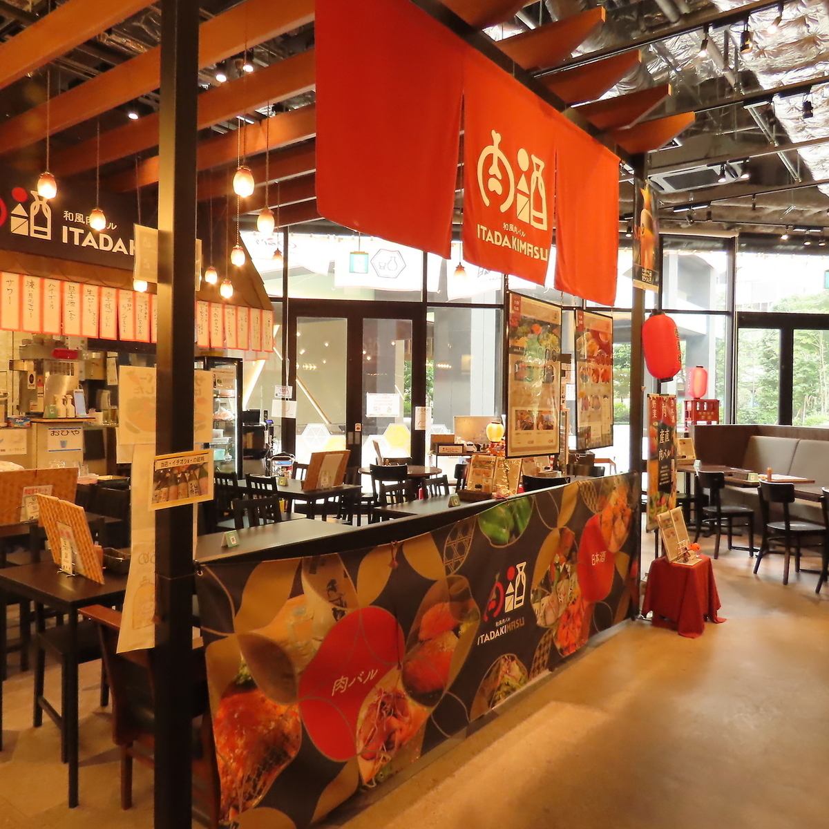 内装がおしゃれな店内で料理をご堪能下さい!