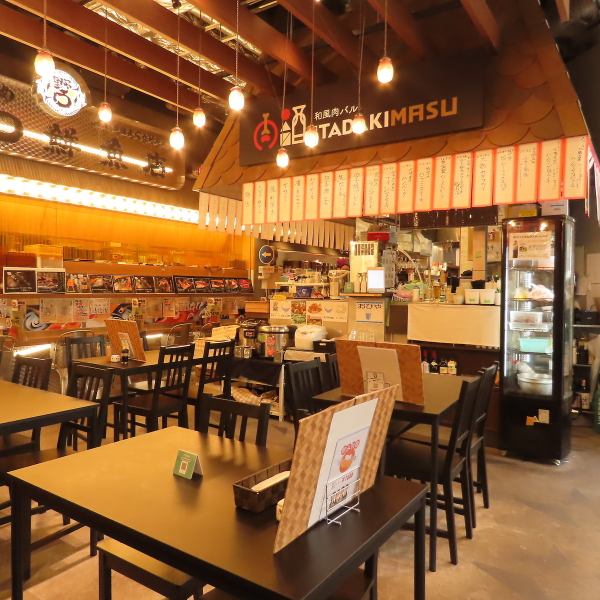 活気のある店内には普段のお食事に使いやすいテーブル席のほか、お仕事帰りのおひとり様のサク飲みにピッタリのカウンター席もご用意しております◎