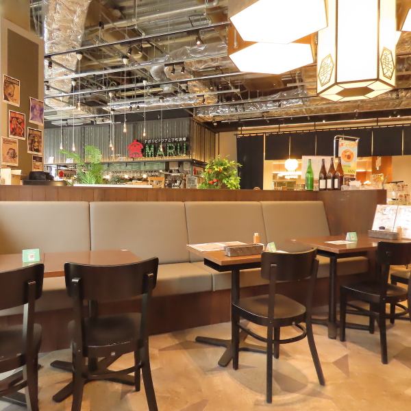 黒テーブルがスタイリッシュに映えながらも、開放的で居心地の良い空間♪横丁ならではの親しみやすさに溢れる印象で、幅広いシーンにマッチします!