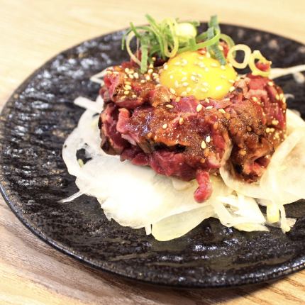 牧草牛で作る 炙り牛肉ユッケ