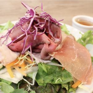 名物 肉肉サラダ