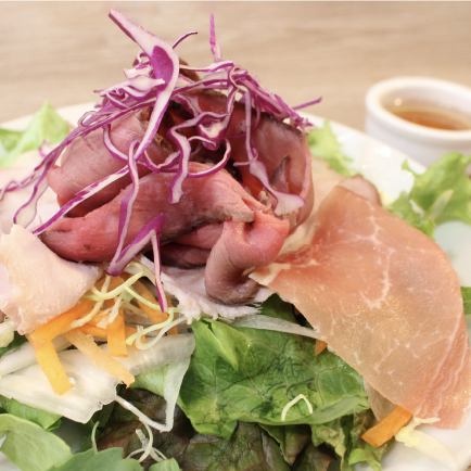 名物 肉肉サラダ