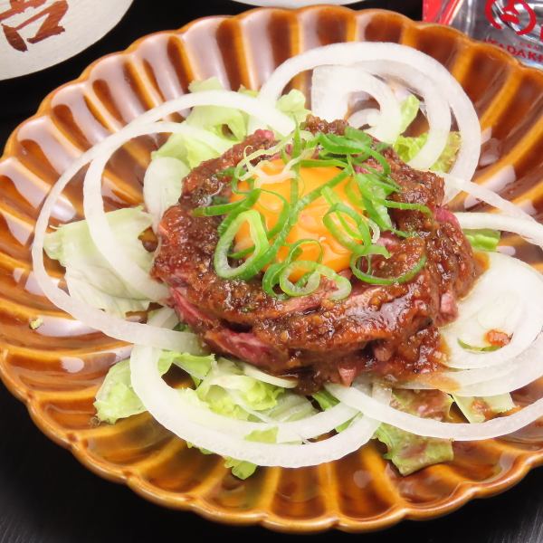 牧草牛で作る 炙り牛肉ユッケ