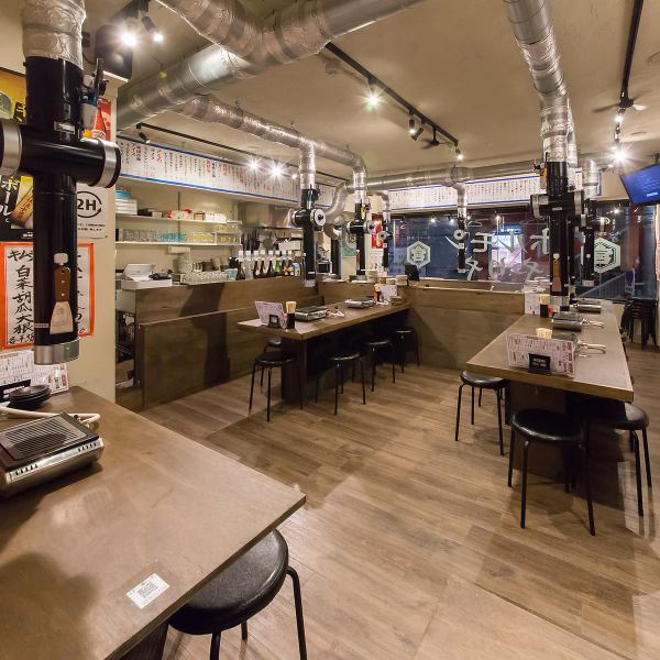 当店のカウンター席は8席をご用意しており、料理の香りや音を感じながら、特別なひとときをお過ごしいただける空間です。お一人様や少人数でのご利用(デートにも)に最適です☆もちろんカウンター席にもダクトを完備しておりますので匂いも安心！