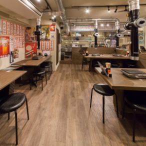这里有八张桌子（每张 4 个座位），因此我们可以容纳从几个人到一大群人的各种聚会。这个空间适合各种场合，包括与朋友和家人一起用餐以及举办宴会。在轻松的氛围中享用您的餐点。