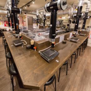 本店设有8个吧台座位，可近距离欣赏厨师的厨艺。这是一个可以一边品尝烹饪的香气和声音一边享受特别时刻的空间。非常适合一个人或一小群人（甚至约会）