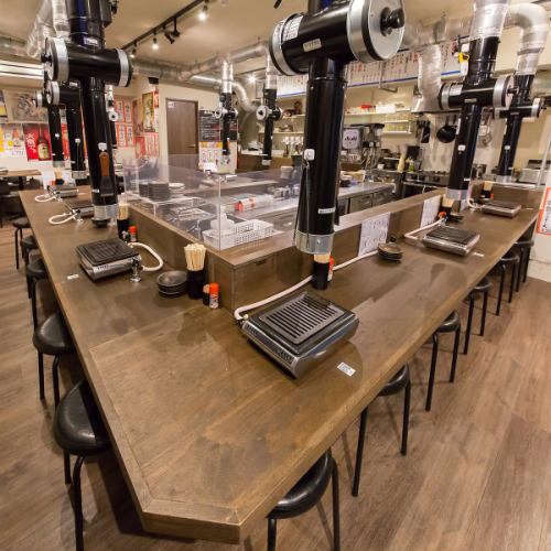 本店设有8个吧台座位，可近距离欣赏厨师的厨艺。这是一个可以一边品尝烹饪的香气和声音一边享受特别时刻的空间。非常适合一个人或一小群人（甚至约会）