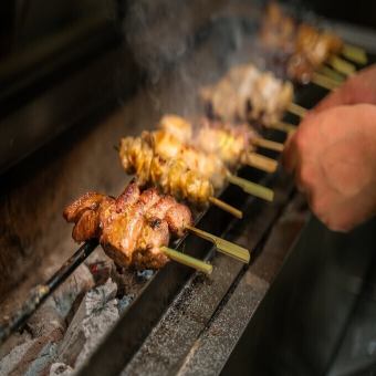 ★豪华套餐 6000日元★ 包含三种烤串（鸡肉、猪肉、牛肉）和牛舌！含2小时畅饮。共12道菜。