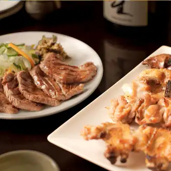 ★精選佳餚★【烤肉 -終極套餐-】12道精選食材烹調的菜餚，含120分鐘暢飲，僅需6000日元。