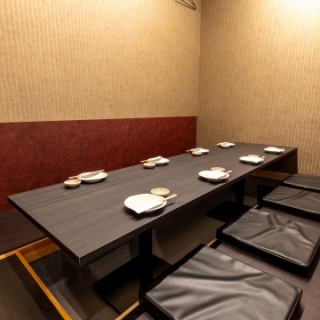 【5～8名様完全個室（掘りごたつ）】デザイナーが手掛けた落ち着いた大人空間◆掘りごたつ席は、記念日・誕生日会、デートや会社の仲間内の飲みにもご利用頂けます。当グループの自慢の空間作りはお客様のニーズに答えます。接待、合コン、歓送迎会にも最適な個室です。