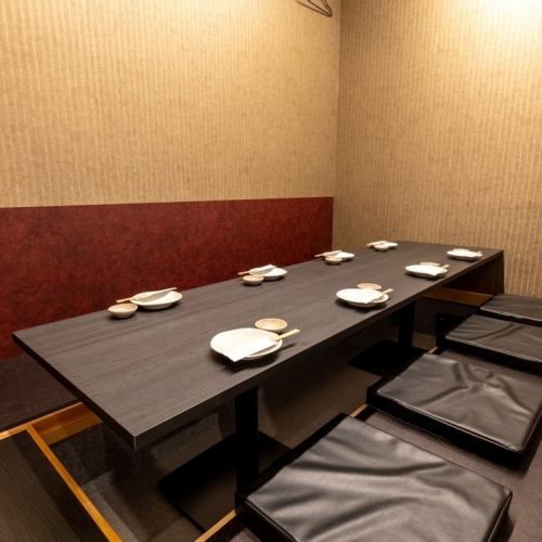 【5～8名様完全個室（掘りごたつ）】デザイナーが手掛けた落ち着いた大人空間◆掘りごたつ席は、記念日・誕生日会、デートや会社の仲間内の飲みにもご利用頂けます。当グループの自慢の空間作りはお客様のニーズに答えます。接待、合コン、歓送迎会にも最適な個室です。