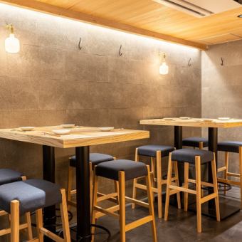 テーブル席もご用意。お友達同士、お仕事帰りにお気軽にどうぞ。