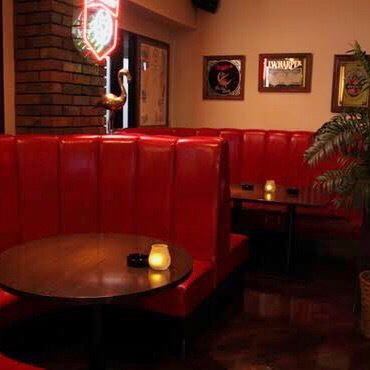 The sofa seats in the back are separated by a high wall, making it feel like a semi-private room. Recommended for a date or a girls' night out! increase!
