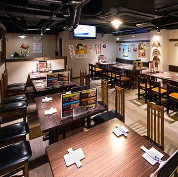 広々とした店内は間接照明と落ち着いた色調で雰囲気◎